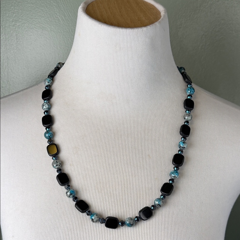 Elegant kiwi stone and black Beaded Necklace